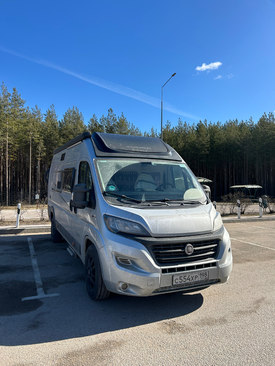 Одна из остановок по пути из Твери в Санкт-Петербург. Только посмотрите, какой грязный автодом!