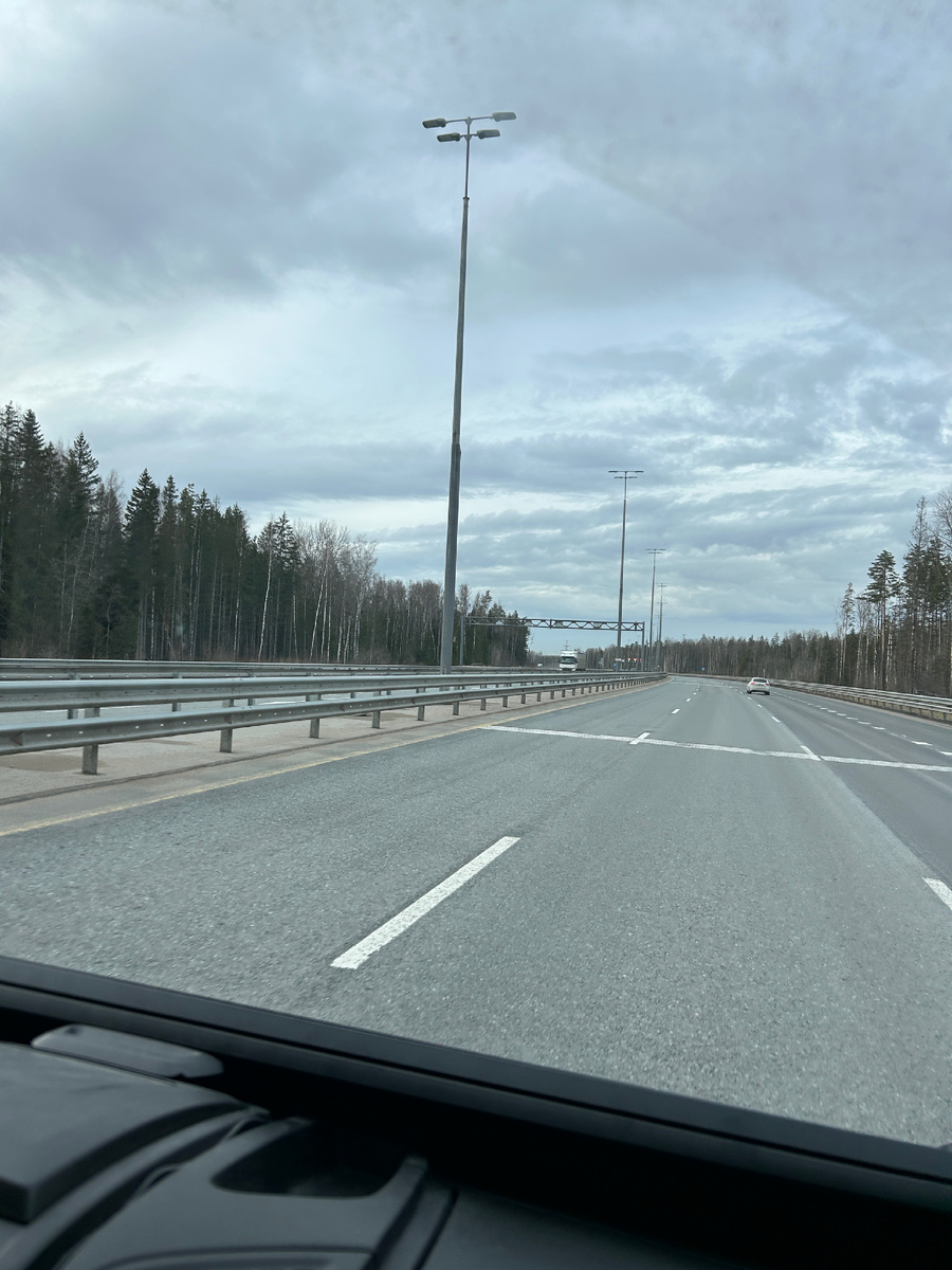 Трасса М-11 в середине марта выглядит так. Сухо и свободно! Никаких проблем на летней резине не испытали  