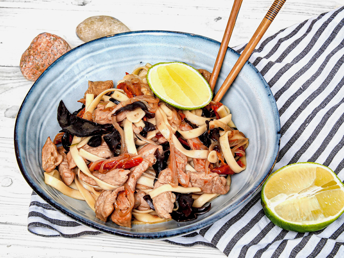 Удон со свининой под соусом демиглас, с вялеными томатами и древесными грибами