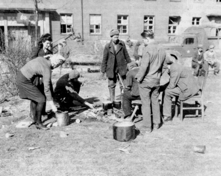 Советские беженцы готовят пищу у костра в пригороде Трира