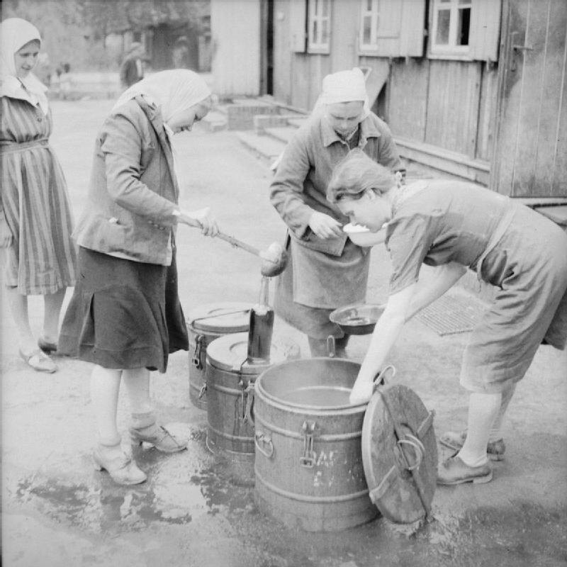 Советские женщины на пункте хозяйственного довольствия в Гамбурге