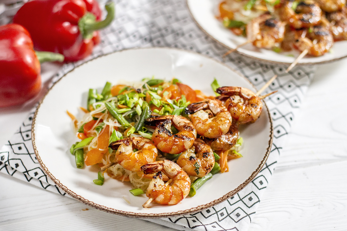 Мини-шашлычки из креветок под соусом Терияки с фунчозой и овощами