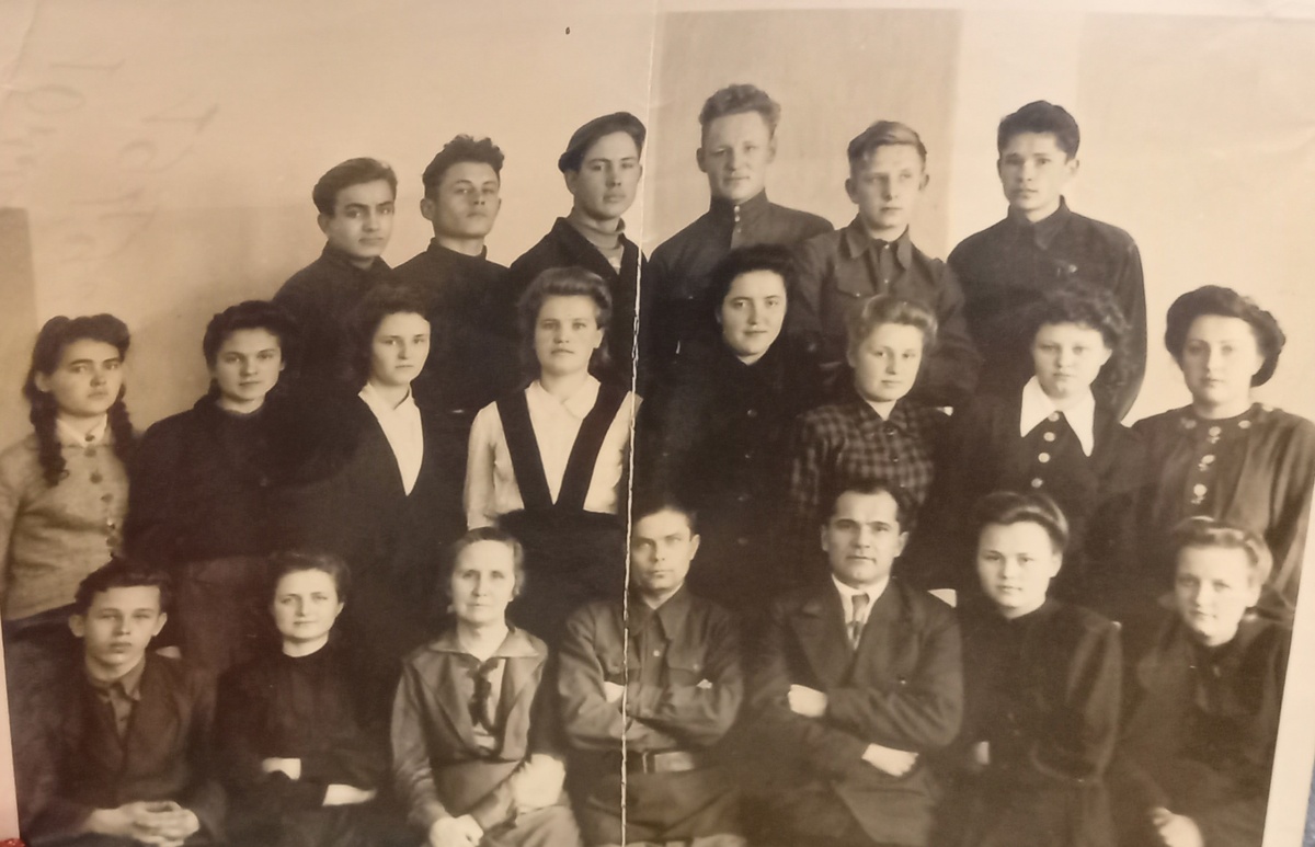 Бабушка в среднем ряду,первая слева.