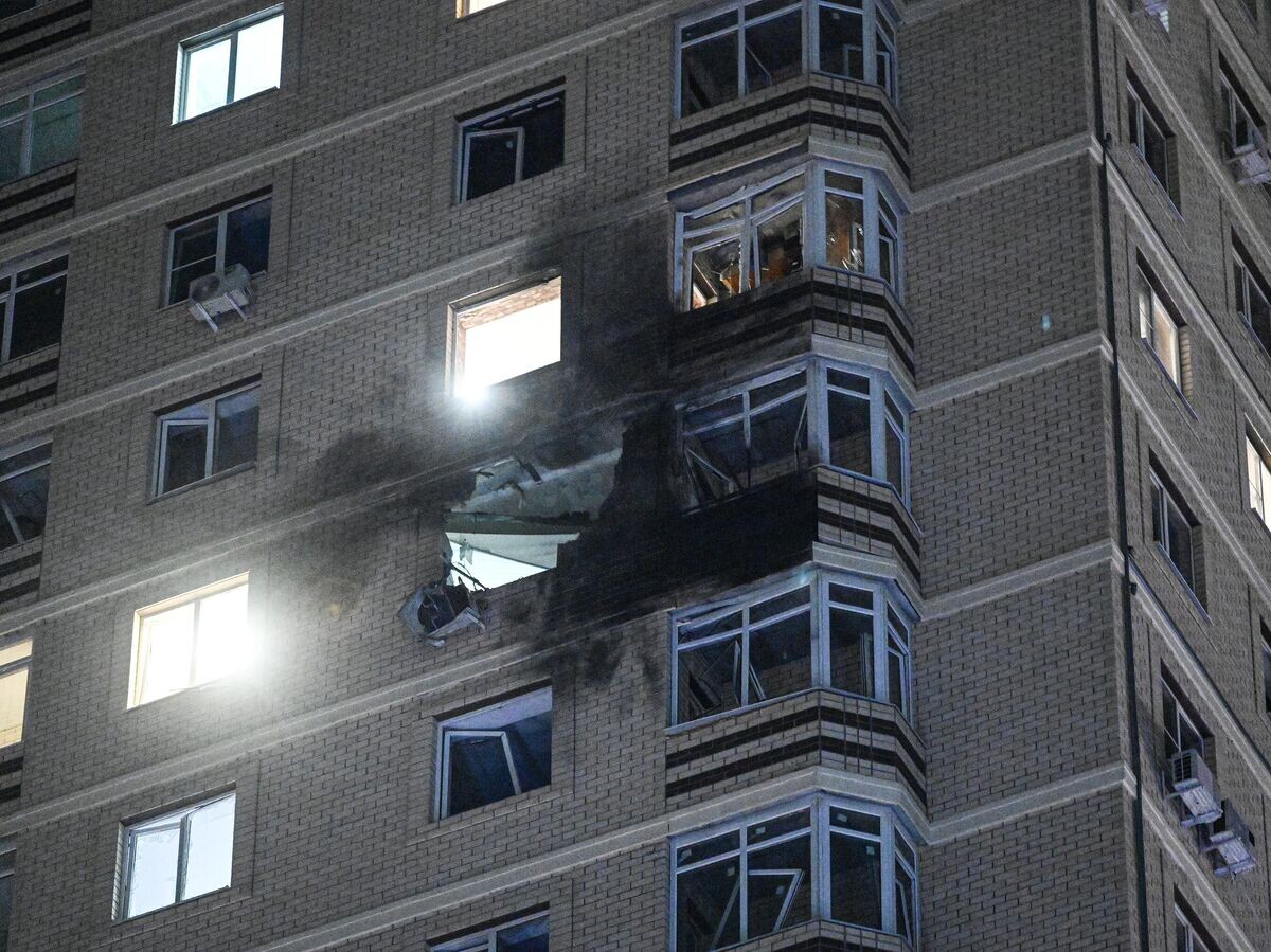    Жилой дом в Ростове-на-Дону, поврежденный из-за атаки украинского беспилотника© РИА Новости / Сергей Пивоваров