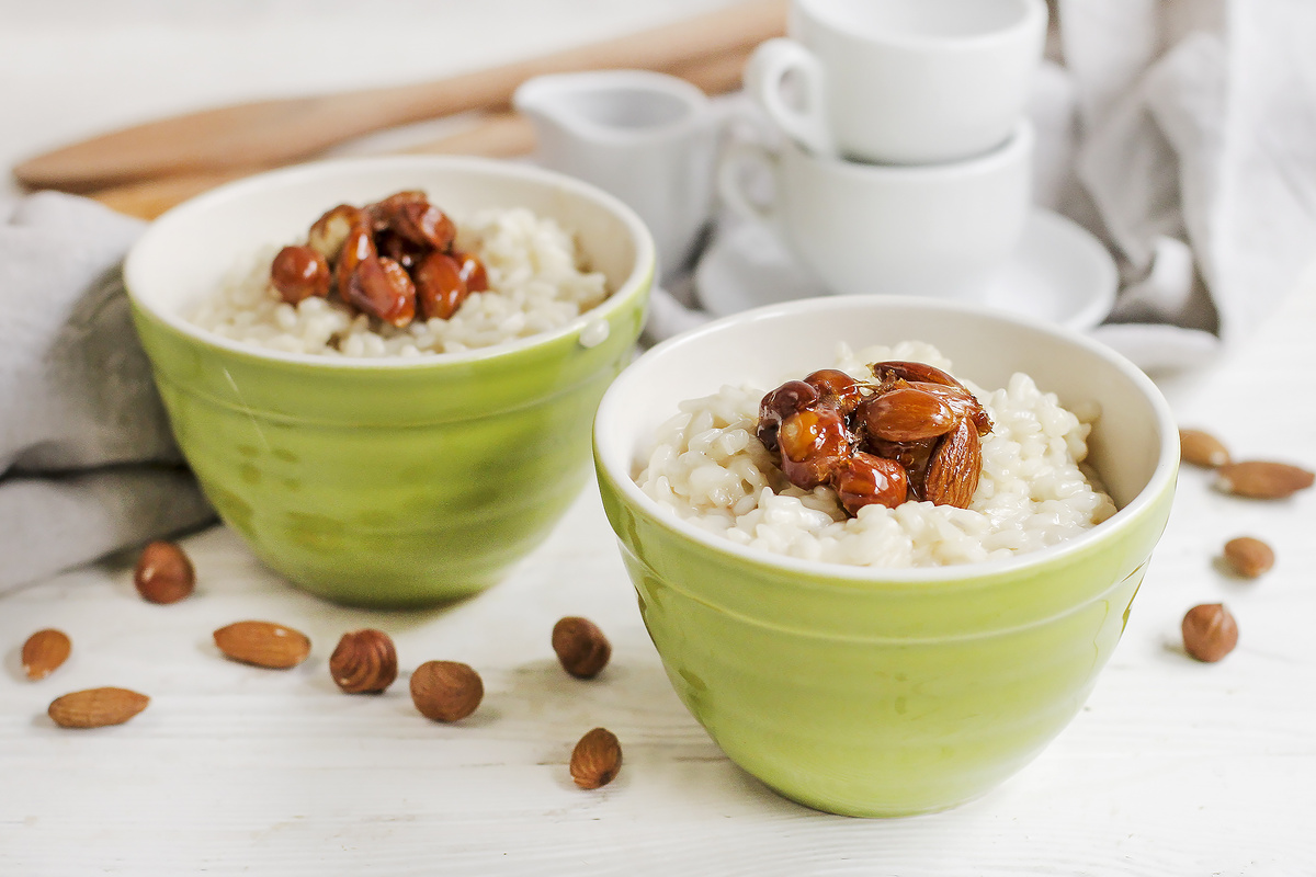 Рисовая каша на миндальном и кокосовом молоке с орехами в карамели