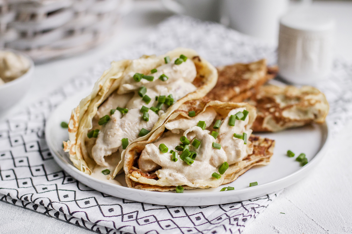 Блинчики с начинкой из курицы в сметане и зелёным луком