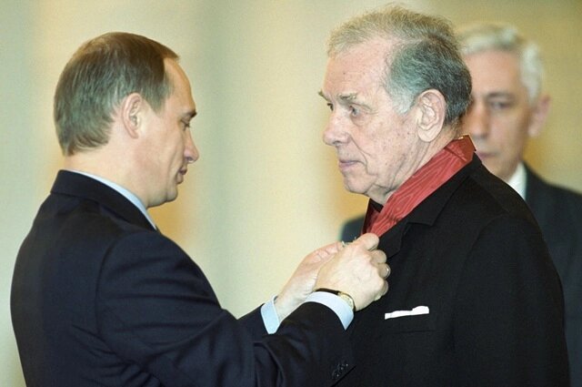    И. о. президента РФ Владимир Путин вручает орден «За заслуги перед Отечеством» II степени актеру театра и кино Георгию Жженову (2000). Фото:  РИА Новости/ Владимир Родионов