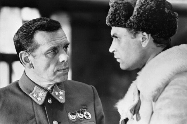    Георгий Жженов и Вадим Спиридонов (слева направо) на съемках фильма «Горячий снег» режиссера Гавриила Егиазарова. Фото:  РИА Новости