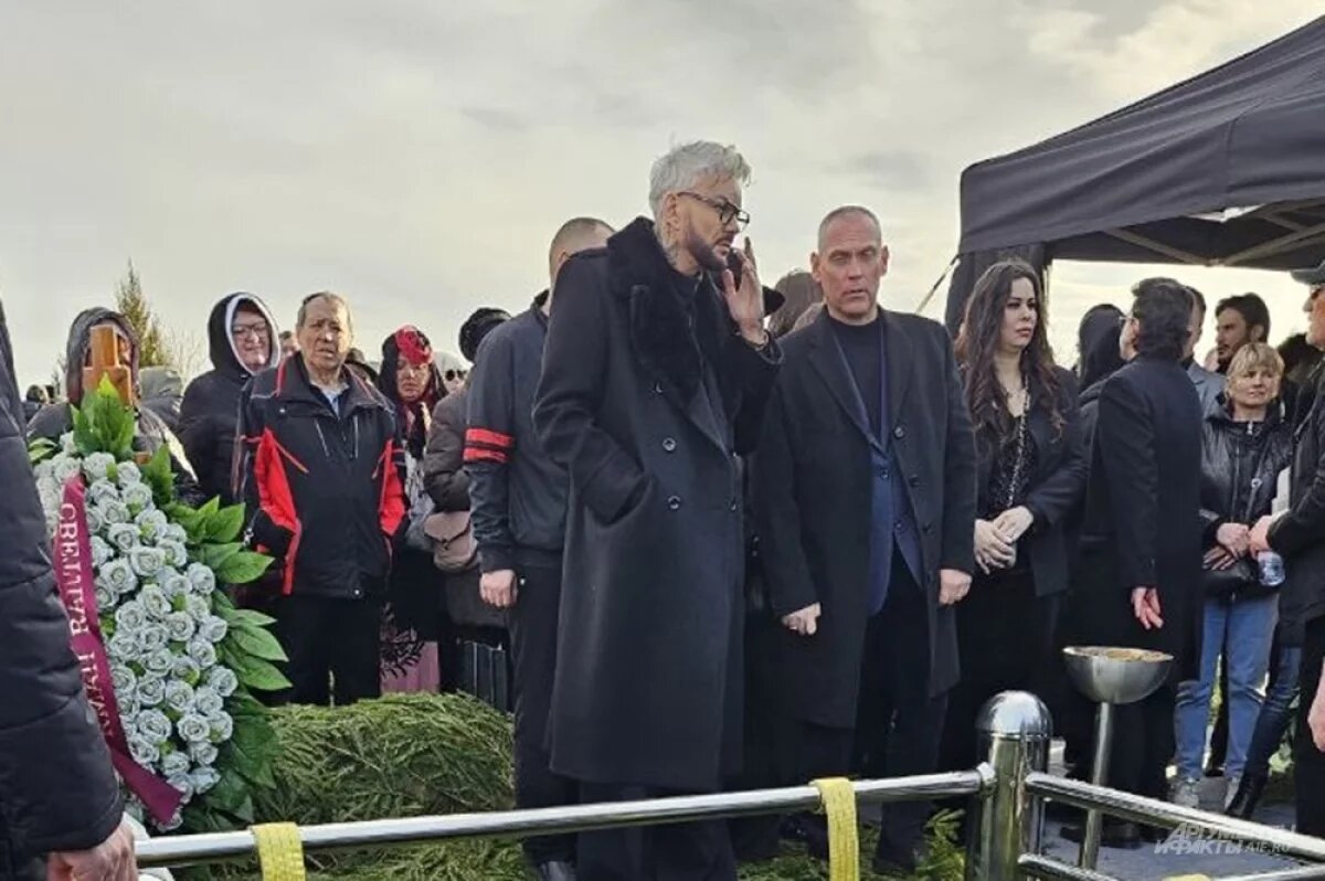    Филипп Киркоров на похоронах отца.