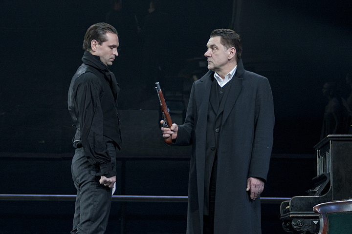 Сцена из спектакля театра Вахтангова.