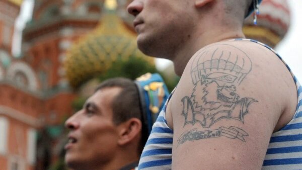 В разных родах войск каждая татуировка имеет своё значение. Обложка © ТАСС / Артём Коротаев