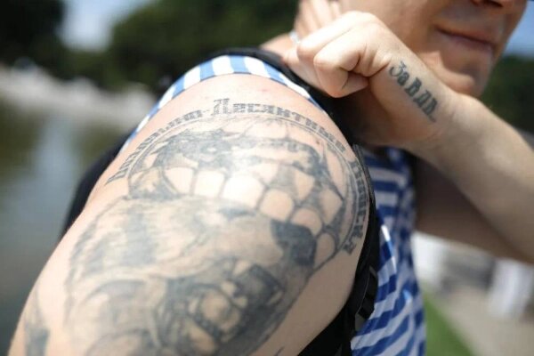 Бойцы ВДВ обычно набивают парашюты и хищников. Фото © ТАСС / Сергей Бобылев