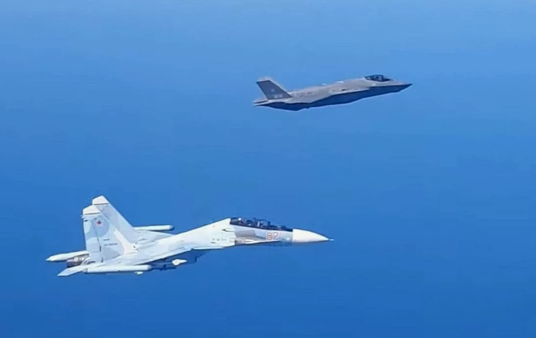 Обычная картина над Балтикой. Российский Су-30СМ отгоняет итальянский Ф-35 от нашего транспортника. Теперь вместе с истребителями Балфлота за незванных гостей принялись зенитно-ракетный комплексы. Фото МО РФ