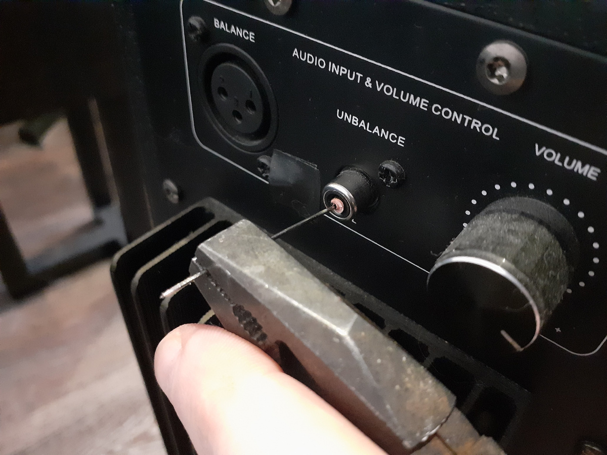 Вставьте в сердцевину нагретую швейную иголочку