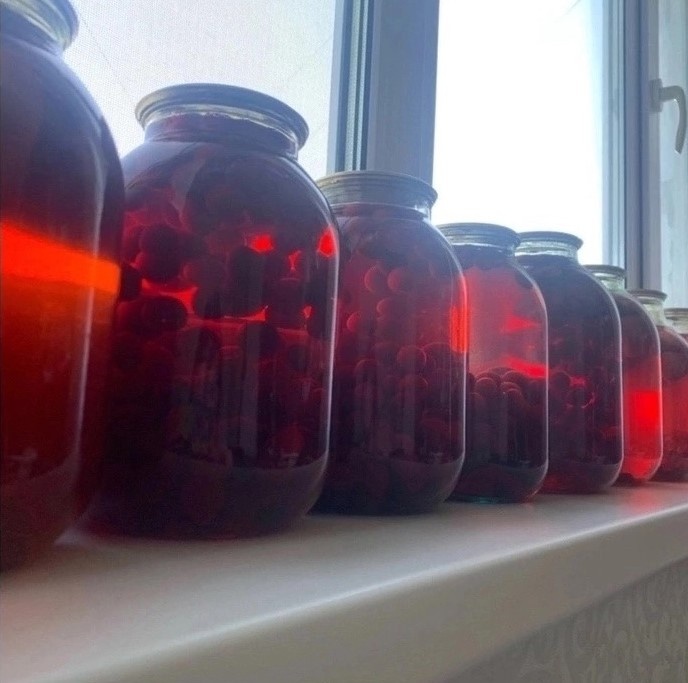 А еще летом варим компоты из вишни - тоже по бабушкиному рецепту