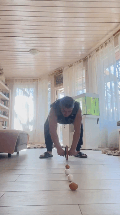    На сей раз взял ролик для пресса и принялся старательно маневрировать колесиком между яйцами. Надо сказать, это непросто - даже просто, опираясь на тренажер, расположиться параллельно полу.