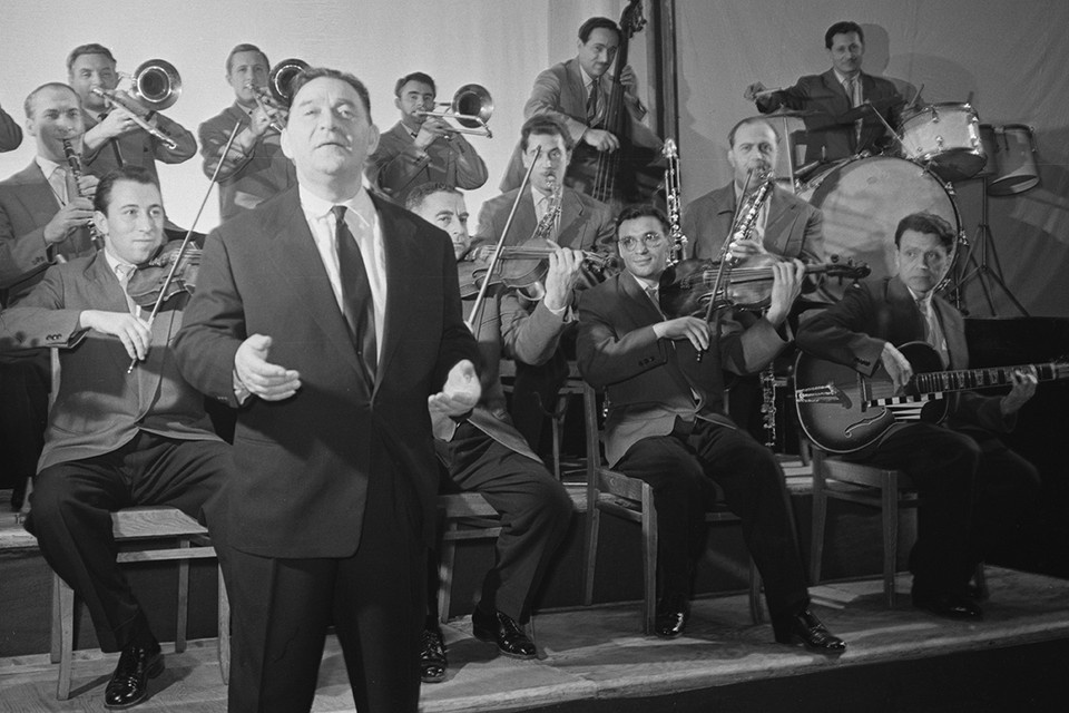    Заслуженный деятель искусств РСФСР, певец Леонид Утесов и его оркестр. Фото: Валентин Мастюков, Борис Трепетов/ТАСС