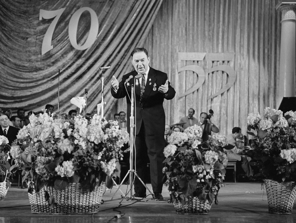    Советский актер, певец, дирижер Леонид Осипович Утесов на своем юбилейном вечере, посвященном 70-летию со дня рождения и 55-летию творческой деятельности, в Московском государственном театре эстрады. Фото: Александр Коньков/ТАСС