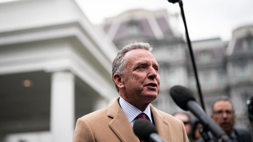     Уиткофф передал Трампу его портрет в подарок от Путина ТАСС/Pool/ABACA