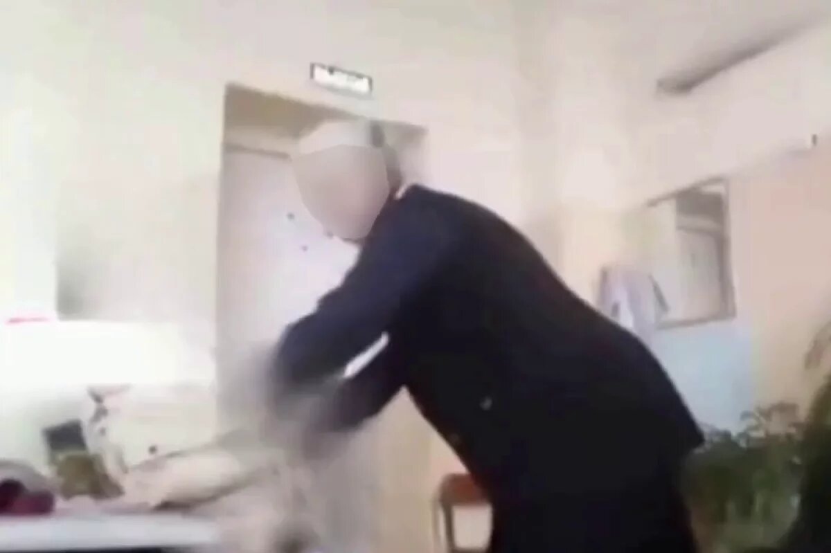    В Хабаровске учительница музыки пыталась силой выгнать школьника с урока