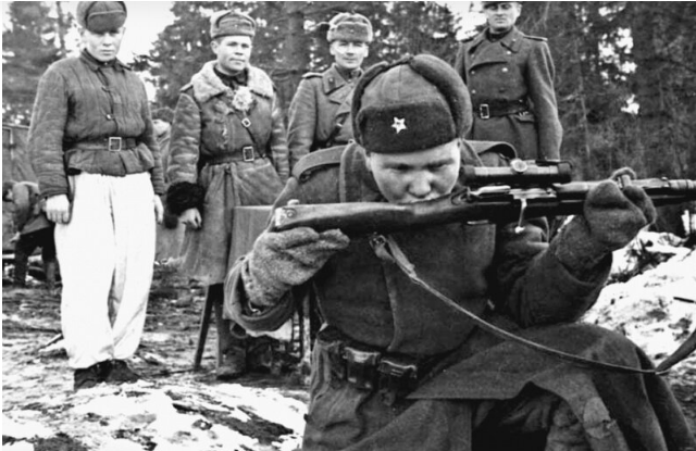 Снайпер получает винтовку.