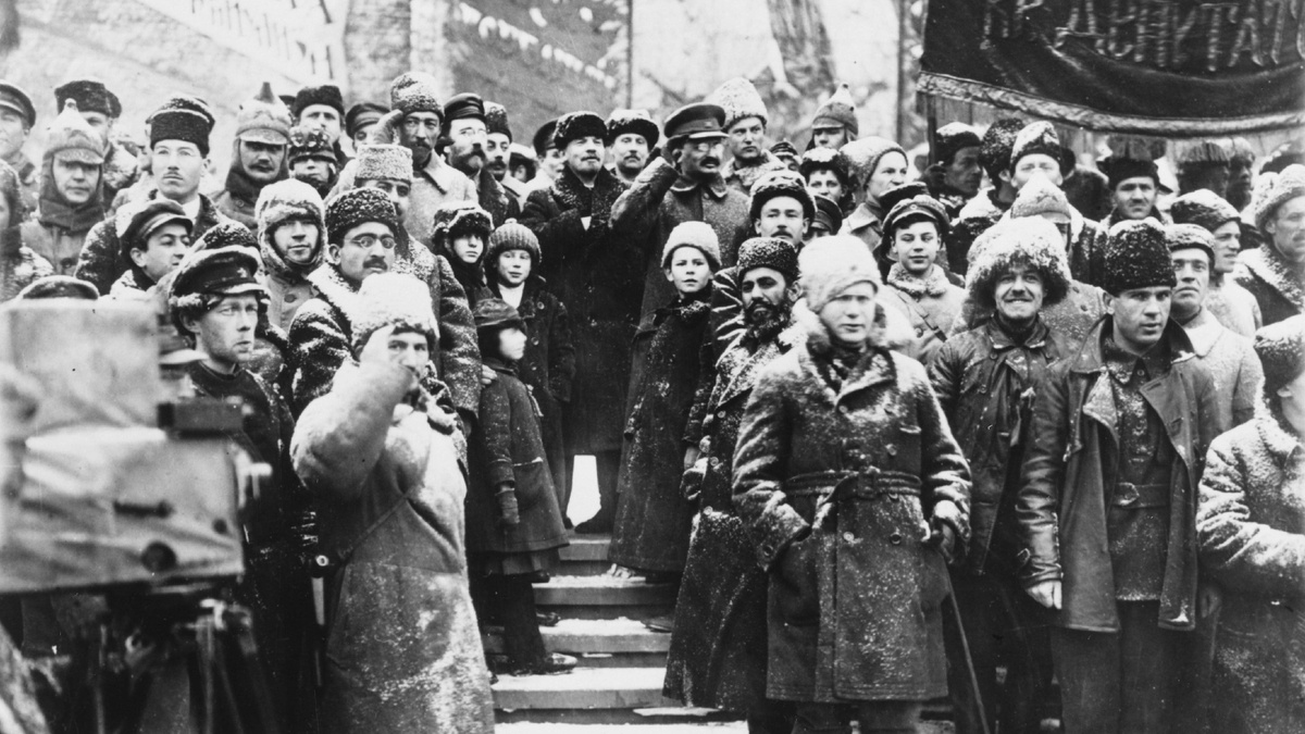 пока Ленин был дееспособен, Троцкий постоянно рядом на фотографиях.