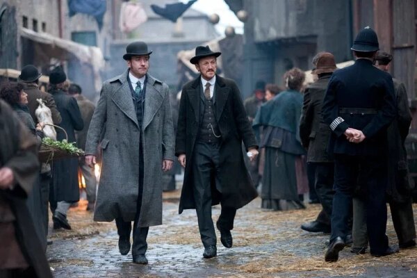 Инспектор Эдмунд Рид и сержант Беннет Дрейк ищут Джека-потрошителя. Обложка © Кадр из сериала «Улица потрошителя». Kinopoisk