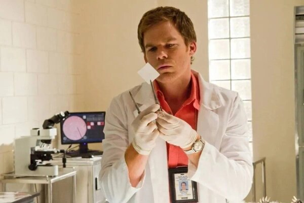 Декстер работает экспертом по анализу брызг крови. Фото © Кадр из сериала «Декстер», режиссёры Джон Дал, Стив Шилл, Кит Гордон и т.д., сценаристы Джеймс Манос мл., Лорен Джуссис, Дженнифер Йейл и т.д. / Kinopoisk