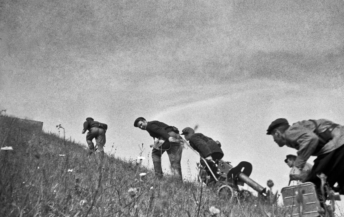 Атака партизан, Ленинград, 1942. Фото Михаила Трахмана