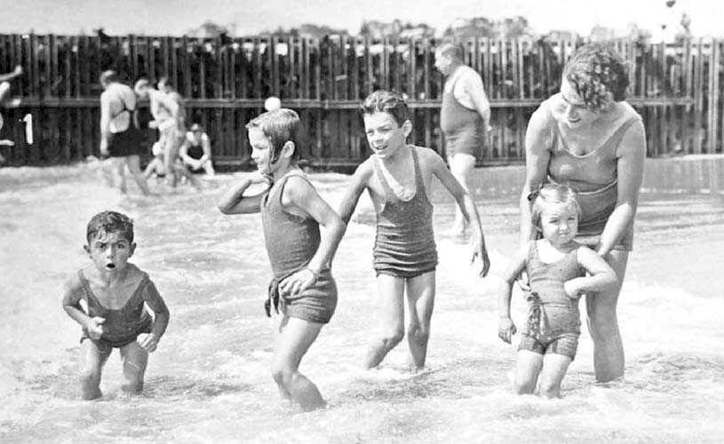 Тэтэ (в центре) со своими мамой, сёстрами и братом. Фото из интернета