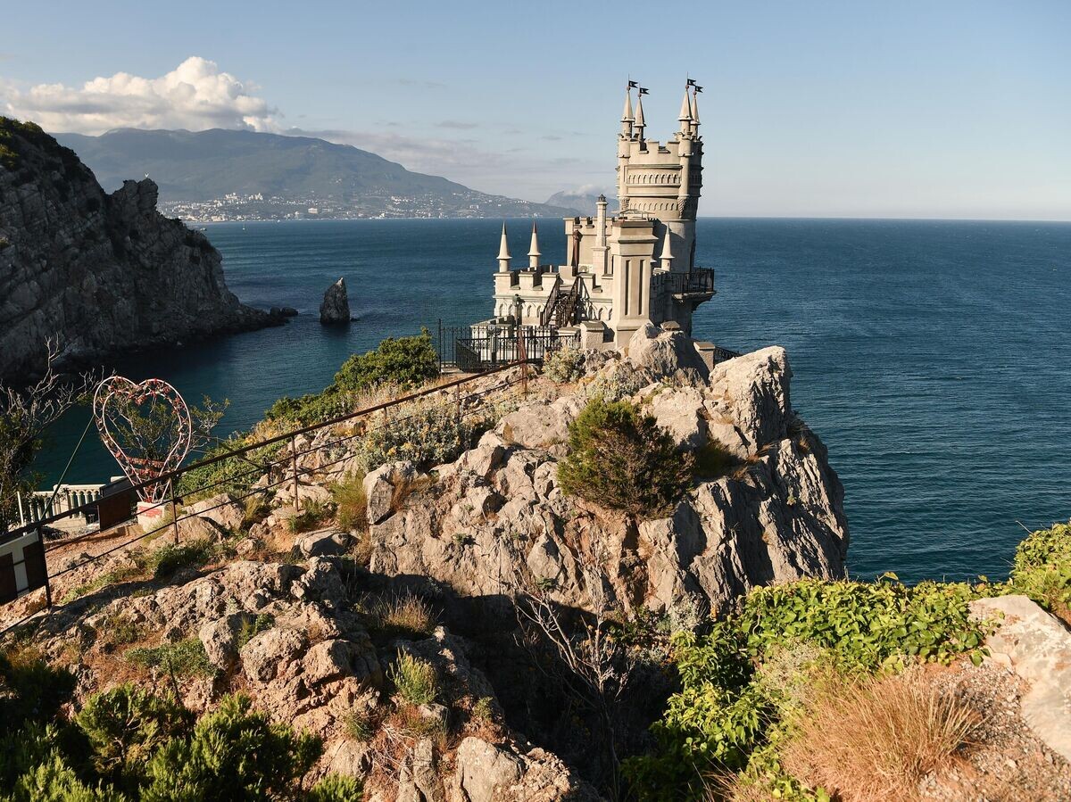    Замок "Ласточкино гнездо" в поселке Гаспра в Крыму© РИА Новости / Константин Михальчевский
