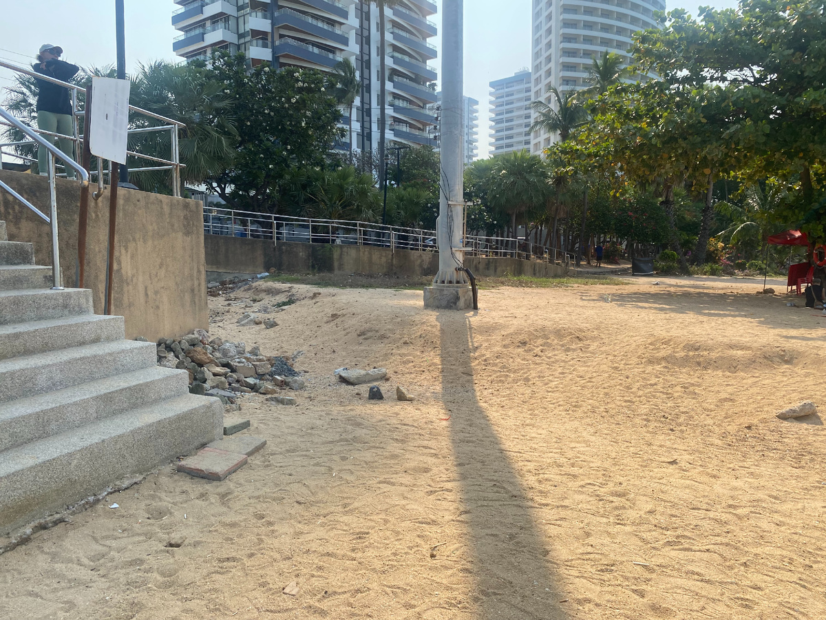 Песок вымыло сильно