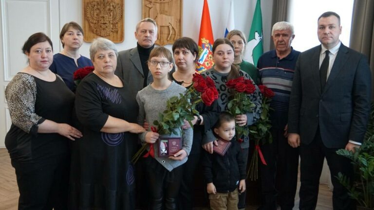    Глава Бузулука Владимир Песков передал семьям павших бойцов СВО ордена Мужества Марина Шарт