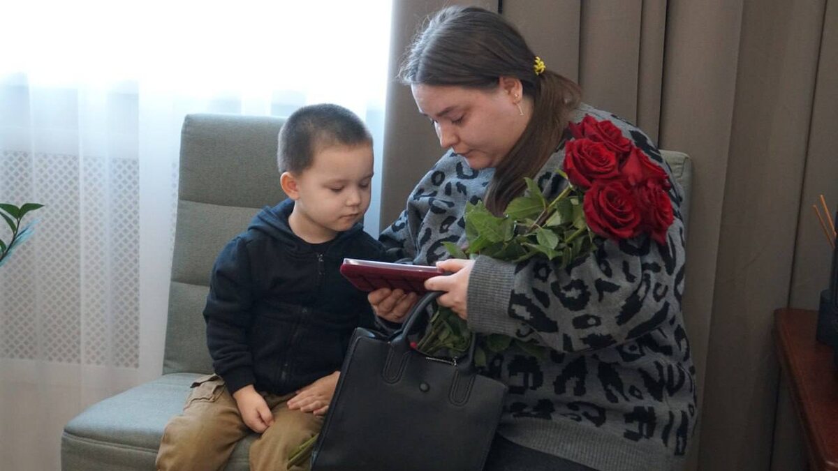  📷    Глава Бузулука Владимир Песков передал семьям павших бойцов СВО ордена Мужества Марина Шарт