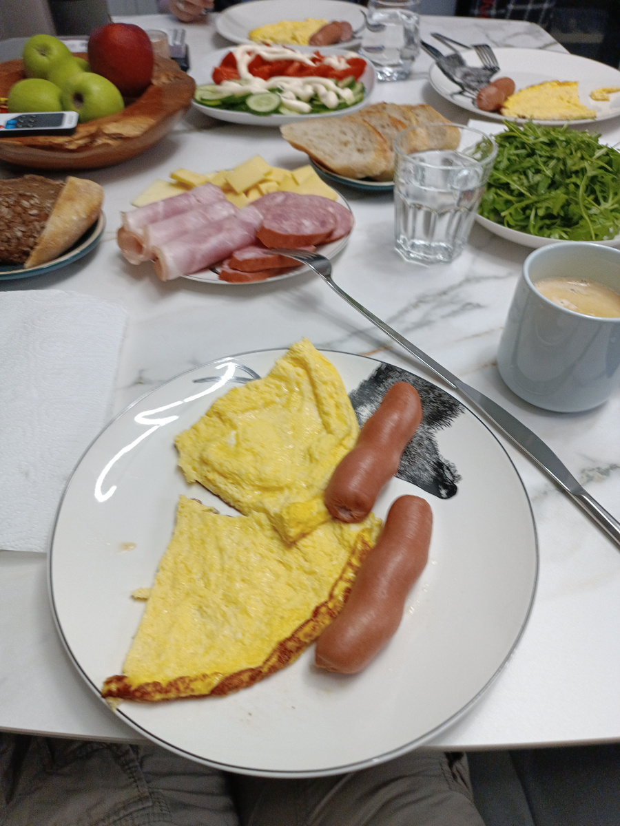 очень ранний завтрак ,особенно для москвичей!!)