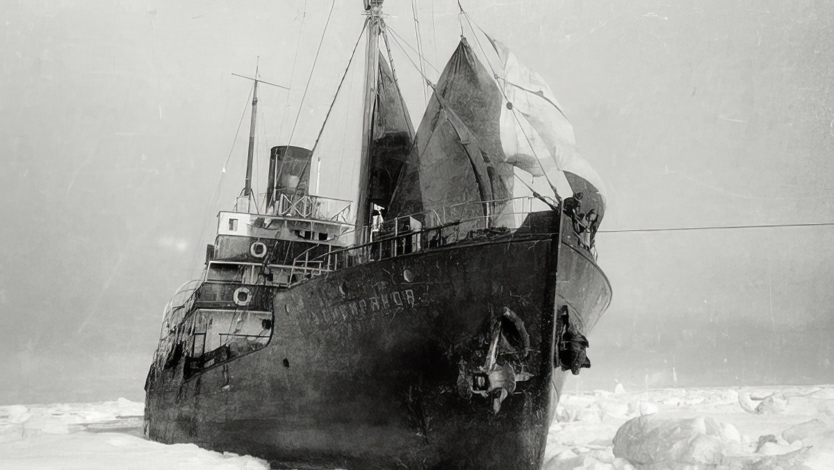 «Александр Сибиряков» под самодельным парусом выбирается из льдов Берингова пролива/ © музей ЦСДФ
