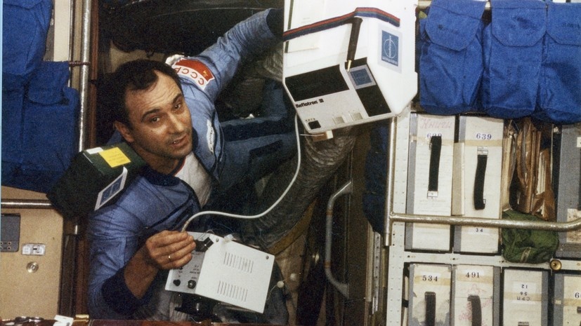     Валерий Поляков родился 27 апреля 1942 года в Туле. В 1965-м он окончил 1-й Московский медицинский институт им. Сеченова, после чего учился в клинической ординатуре Института медицинской паразитологии и тропической медицины. В 1976-м защитил диссертацию кандидата медицинских наук  Роскосмос