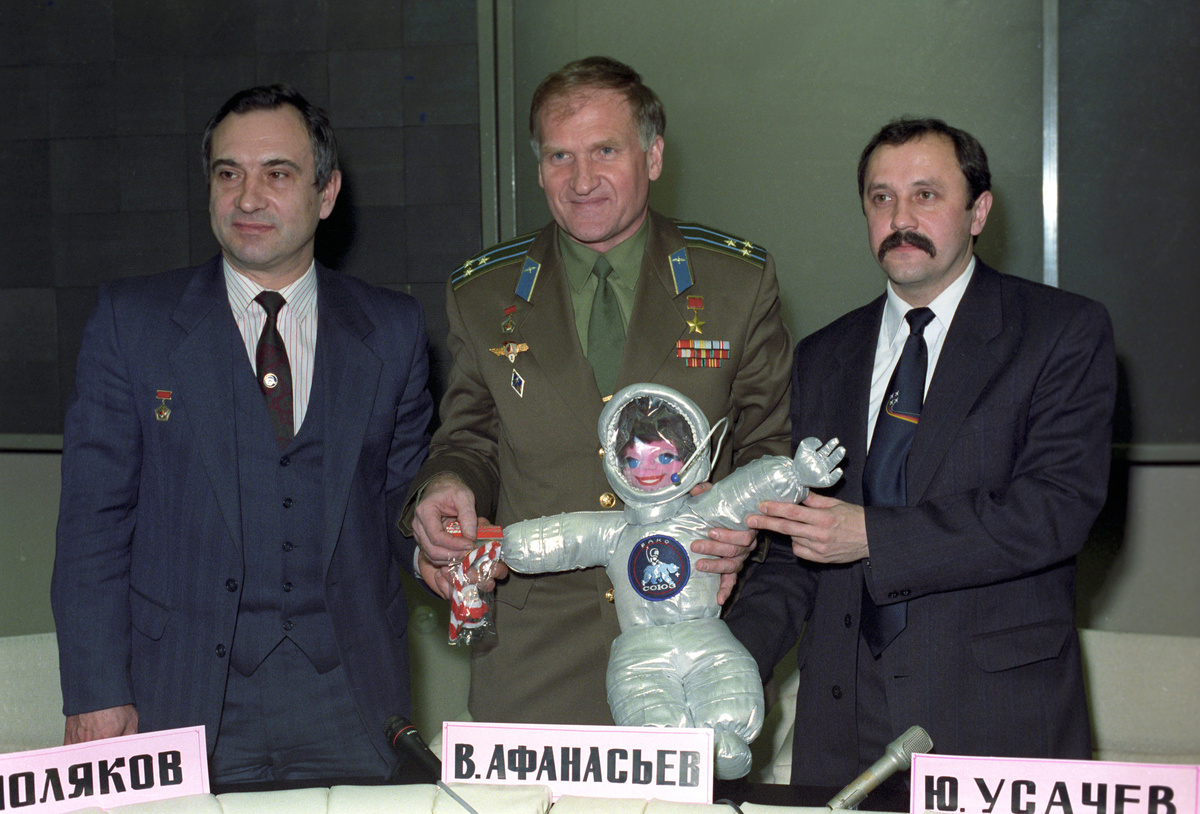    В 1967—1971 годах Поляков работал в 3-м главном управлении при Минздраве СССР и по совместительству — врачом неотложной помощи, а затем — в Институте медико-биологических проблем (ИМБП). Восемь лет он был кандидатом в космонавты-исследователи / Владимир Родионов/РИА Новости