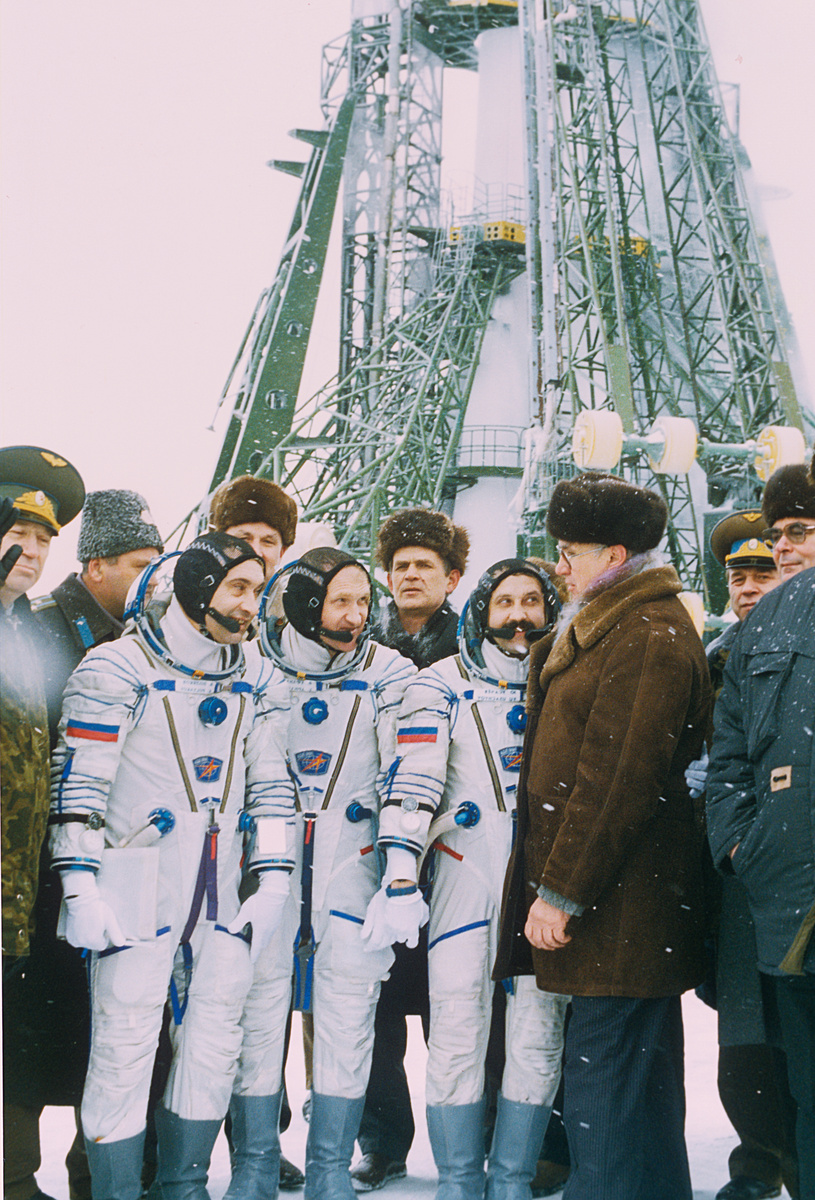    В 1980 году после прохождения общекосмической подготовки Валерий Поляков был назначен космонавтом-исследователем, возглавив отряд врачей-космонавтов-исследователей ИМБП. С 29 августа 1988 по 27 апреля 1989 года он совершил свой первый космический полёт продолжительностью почти 241 сутки / РИА Новости