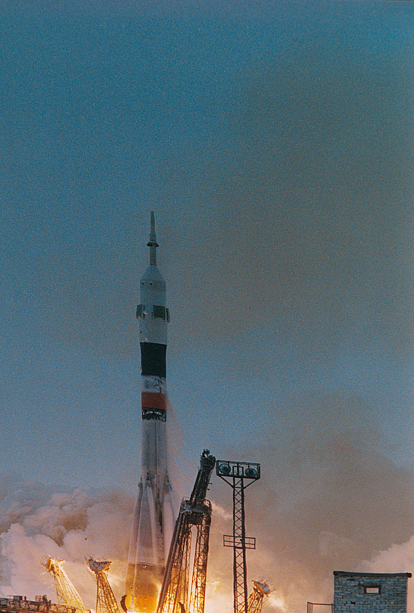    С 8 января 1994 по 22 марта 1995 года Поляков совершил свой второй космический полёт, пробыв в космосе более 437 суток. Это стало абсолютным мировым рекордом продолжительности работы в космосе за один полёт / РИА Новости