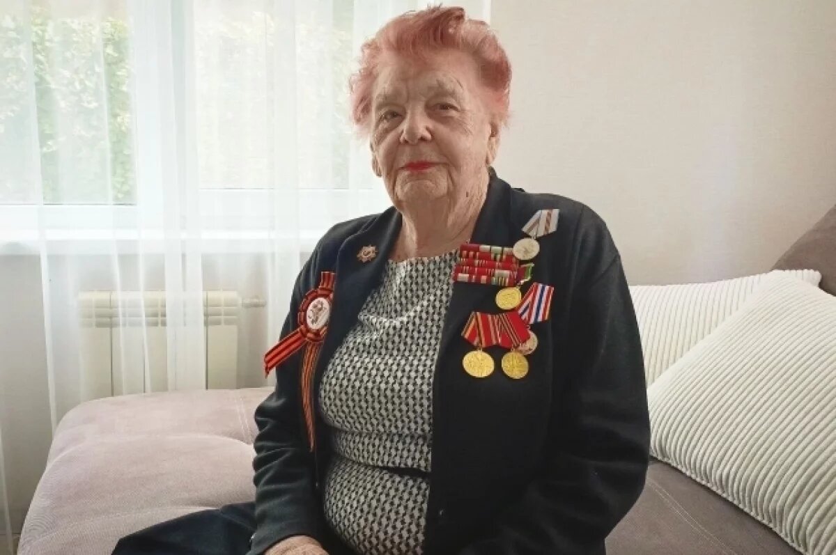    93-летняя Алла Федоровна с комплектом наград на груди.