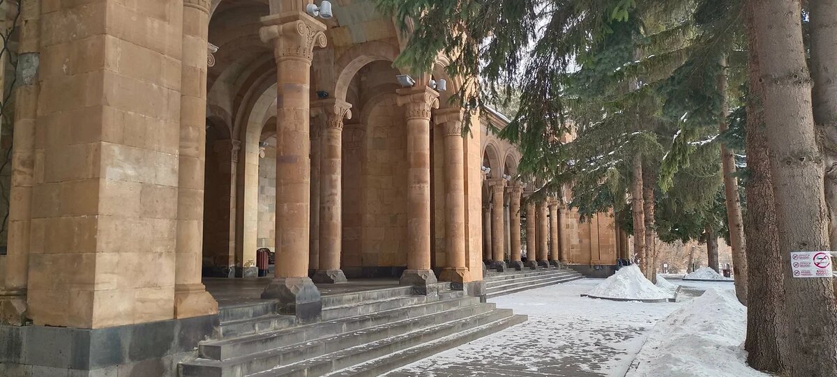 Колоннада с минеральной водой в Джермуке