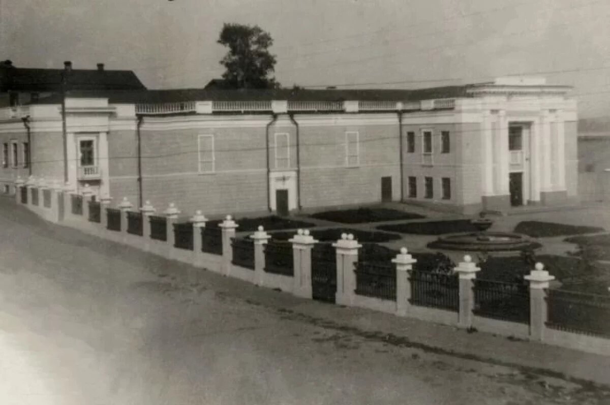    Здание театра на улице Свободы, 1947 год.