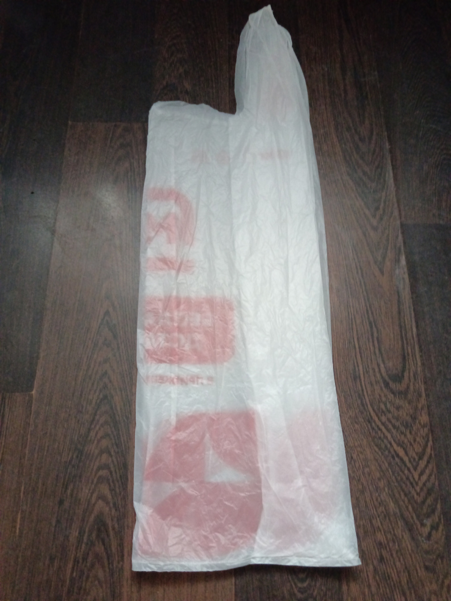 Обязательно от конца до края проводите рукой, чтобы выходил воздух 