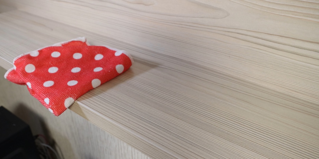 Ты тоже устала бороться с пылью? Вот 5 простых трюков, которые навсегда изменят твою уборку!