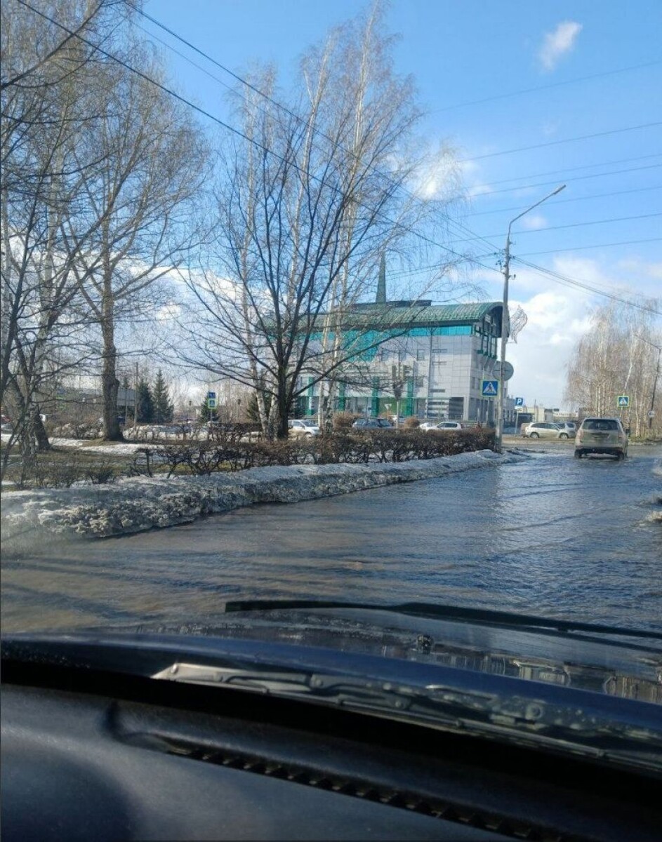    Разлив воды на ул. Ленина в Бийске. Источник: t.me/dbiysk