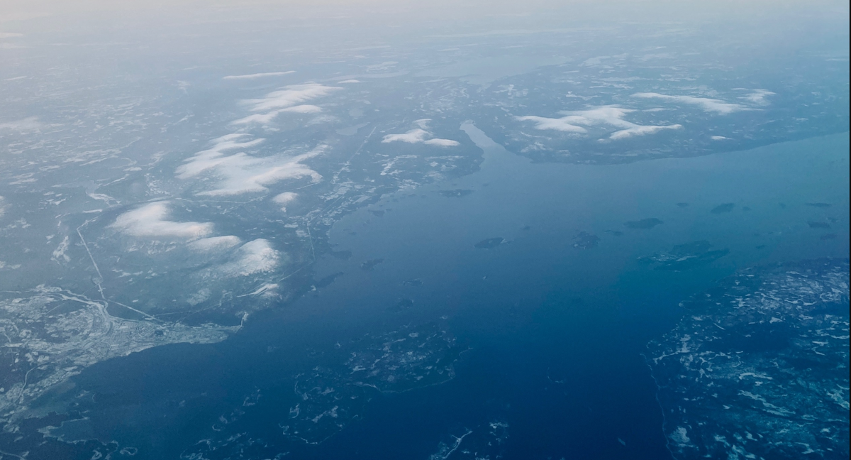 Кандалакшский залив и город Кандалакша (на фото - слева внизу)