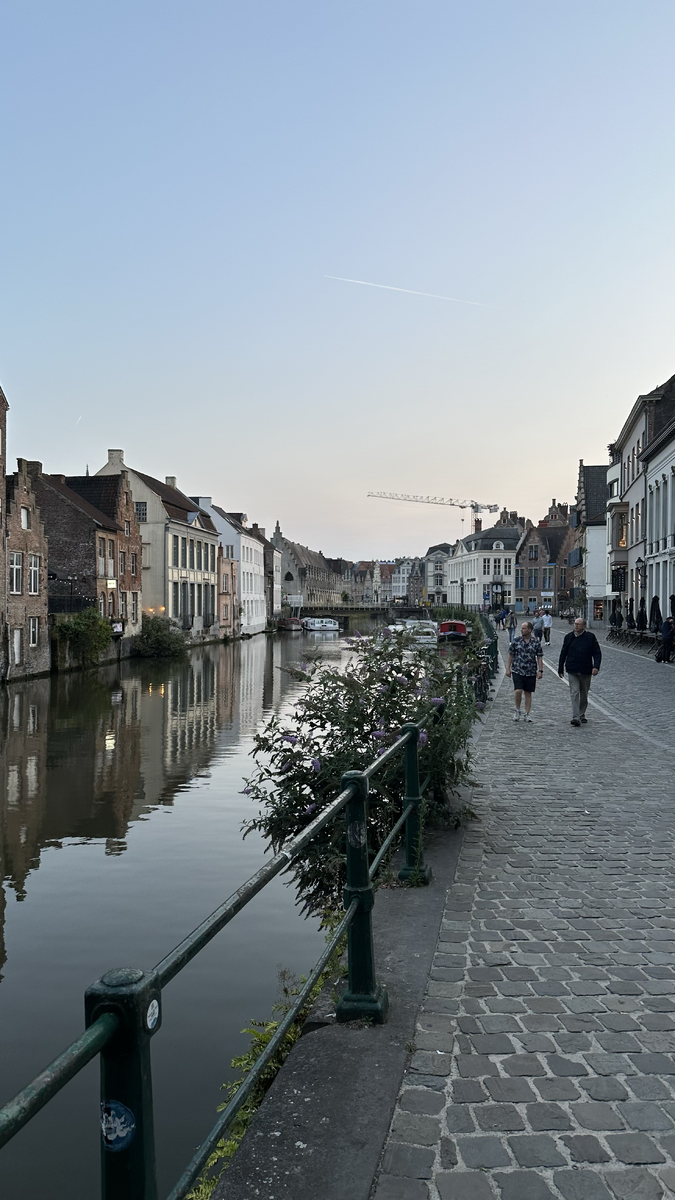 В городе много каналов