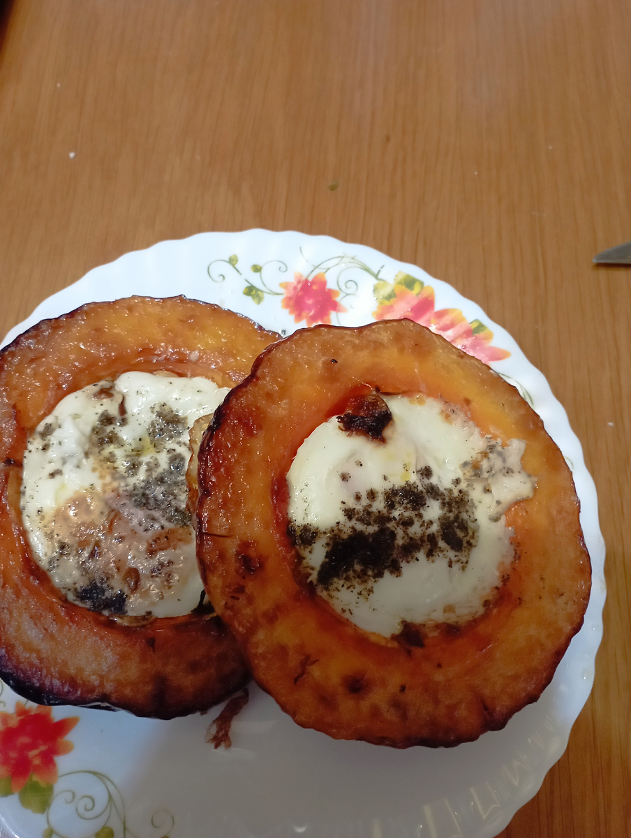 Тыкляши ( беляши) Вчера на меня снизошло.  Захотелось тыквы. Весна, наверное витаминов не хватает. Разрезал тыкву. На удивление много семян оказалось. То есть полость достаточно длинная получилась. Нарезал на кругляши. На фото видео. На большую сковороду вместилось по три штуки. Обжарил с двух сторон под крышкой. Вилкой попробовал на мягкость. Нормально! И забил в середину по яйцу. Посолил, поперчил. И готово! Пробуйте и у Вас получится. Очень вкусно и сытно. А главное полезно! 