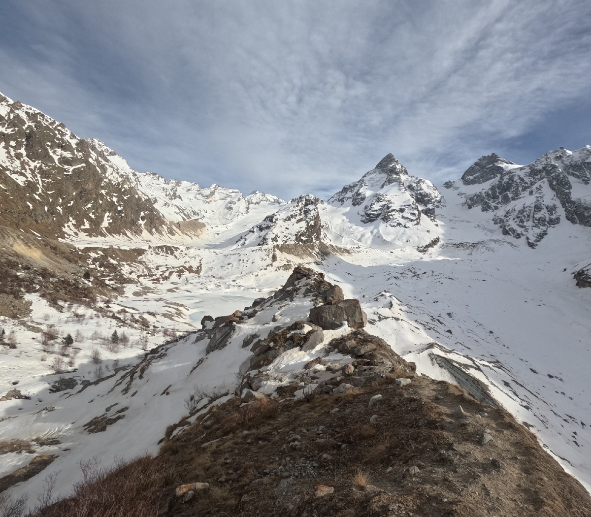 Справа, прямо за горой-Грузия. Прямо по курсу виднеется озеро Башкара. Мы пришли в самую верхнюю часть маршрута, откуда все видно как на ладони
